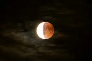 Próximo eclipse lunar parcial de 27 de agosto será o mais profundo até 2028