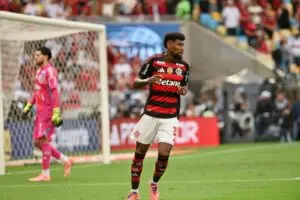 Emerson Royal reage a críticas no Flamengo e dispara: “Isso não me atinge”