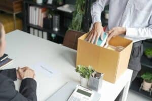 Empresário enviando carta de demissão e embalagem