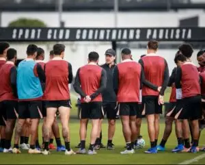 Mesmo com atrasos, Fernando Diniz enaltece disposição de atletas do Corinthians: “São comprometidos”