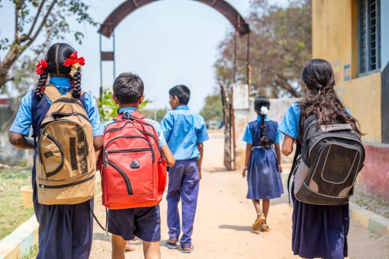 Grupo de crian&ccedil;as indianas, alunos, estudantes