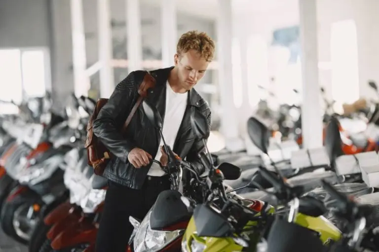 Homem escolhendo uma moto para comprar