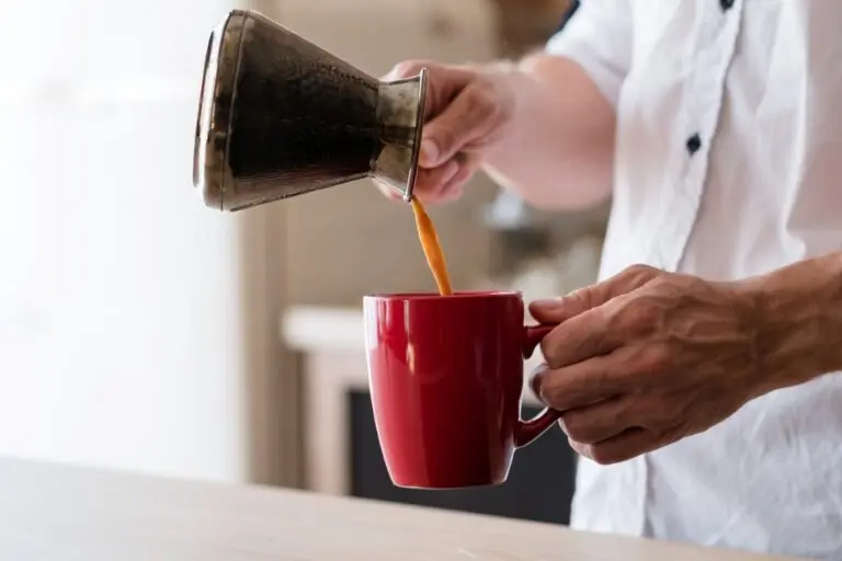 Homem preparando café