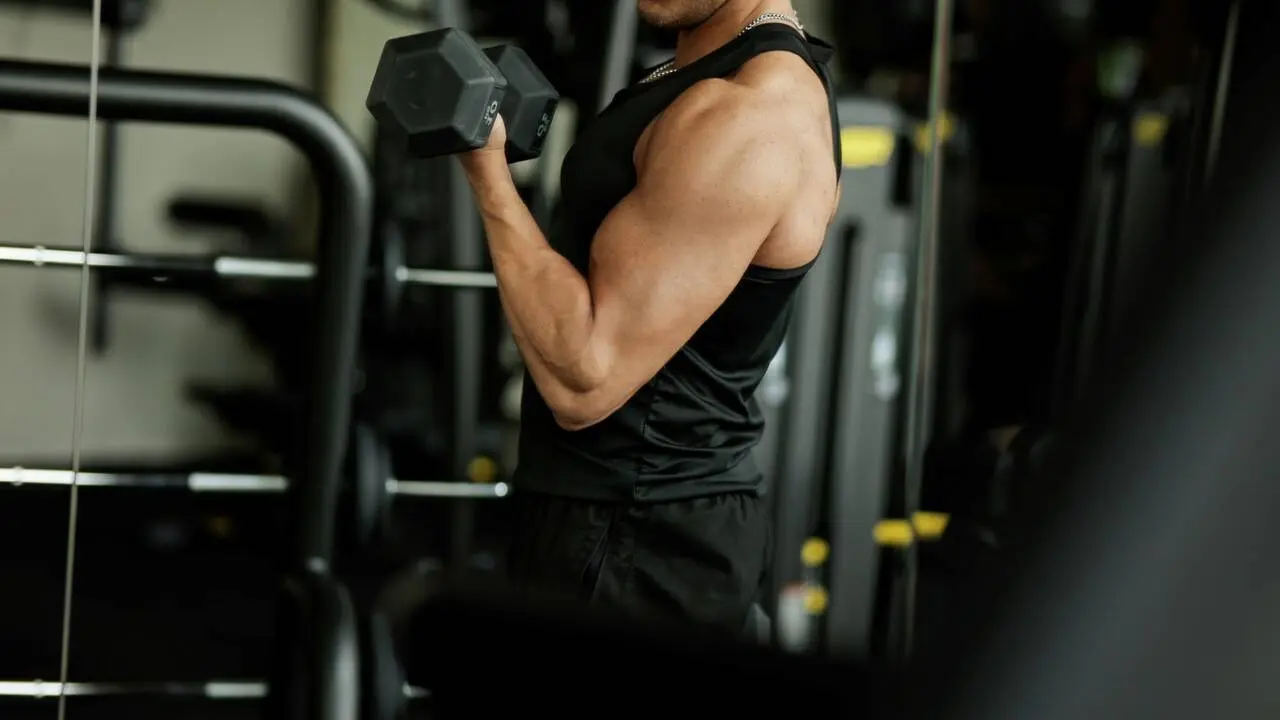 Homem realizando exercícios, musculação, bíceps, massa muscular