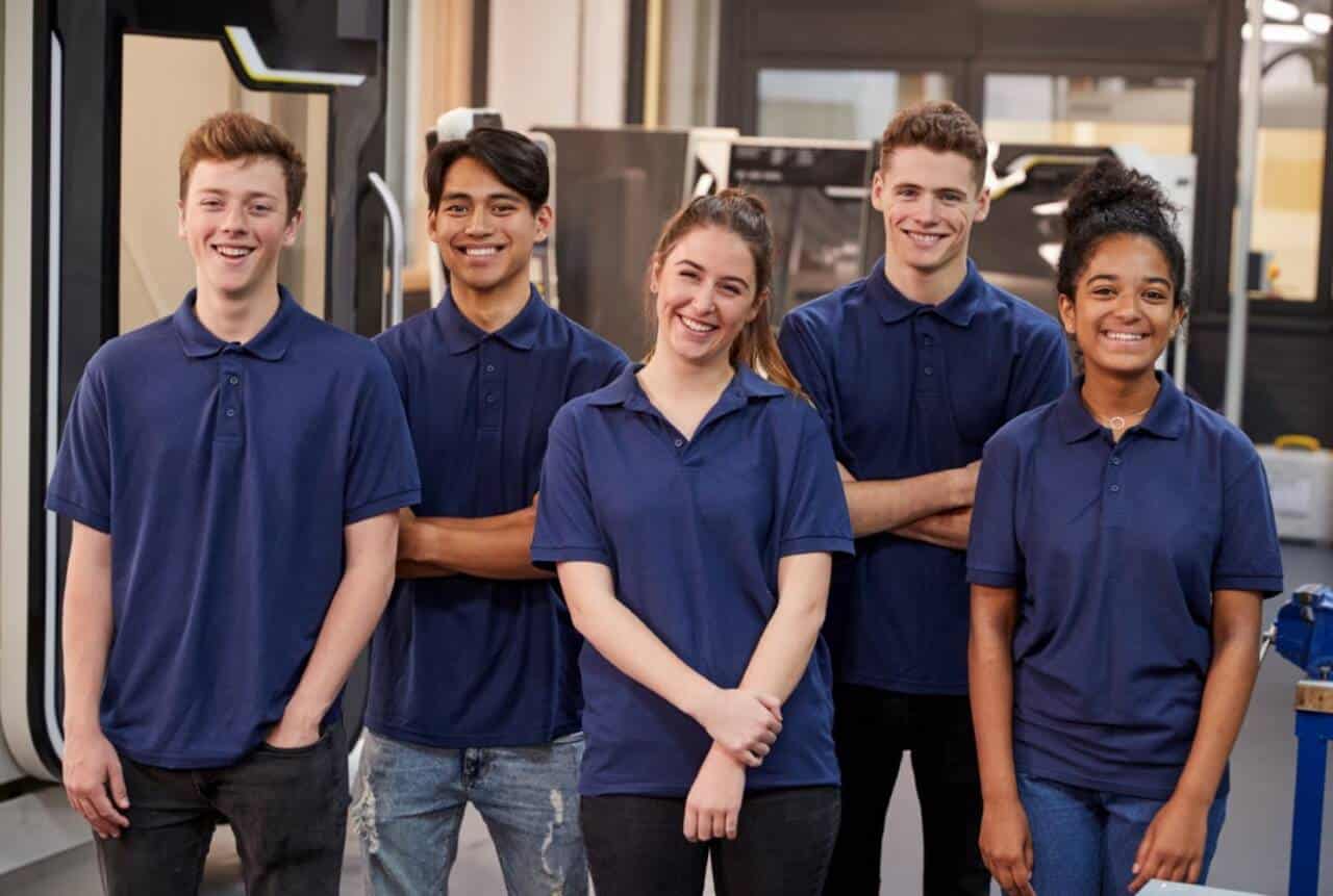 Jovens sorrindo, conceito de jovem aprendiz
