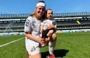 Ketlen Wiggers do Santos volta a campo após o nascimento do primeiro filho