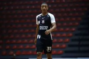 Maicon, artilheiro do futsal corintiano, passa por testes no campo a pedido de Diniz
