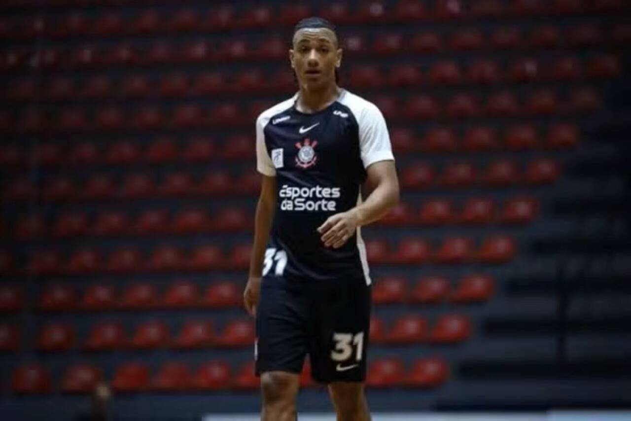 Maicon, artilheiro do futsal corintiano, passa por testes no campo a pedido de Diniz