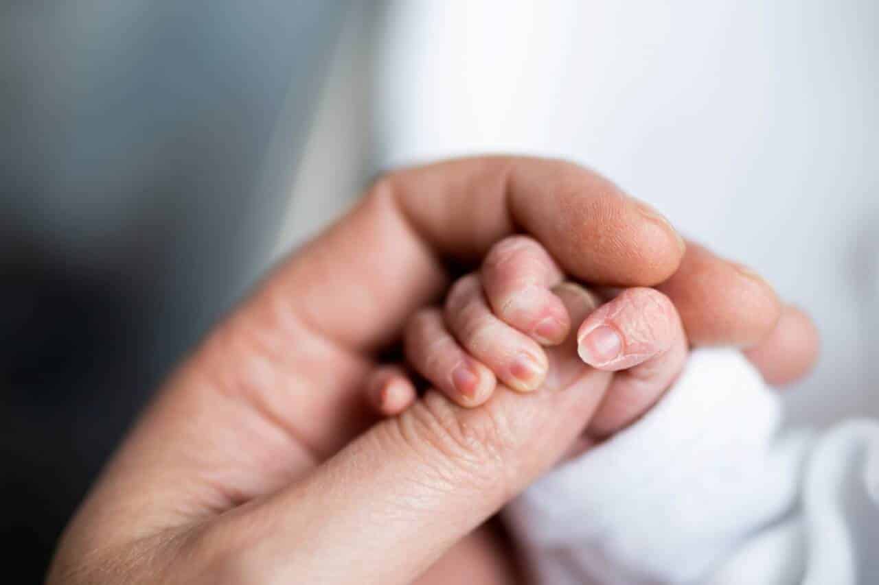 Moradora encontra bebê recém-nascida com cordão umbilical em saco de lixo no Paraná