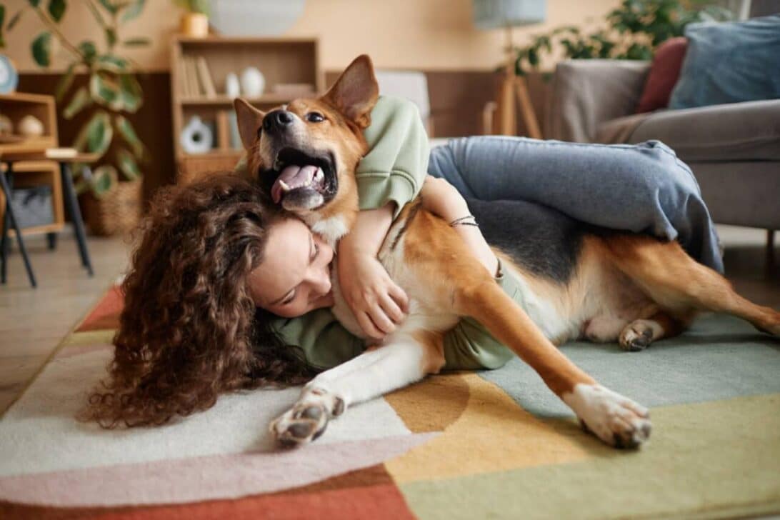 Menina brincando com cachorro