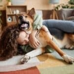 Menina brincando com cachorro