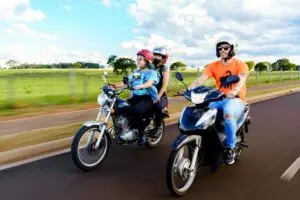 Começar a pilotar moto exige atenção e prática para garantir segurança e confiança no trânsito