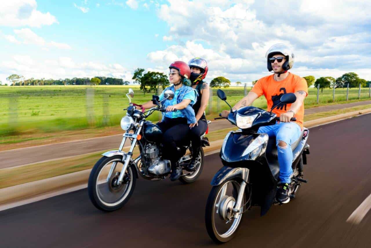 Motos, grupo de amigos pilotando moto