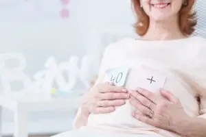 Maternidade após os 40: avanços médicos redefinem possibilidades e cuidados
