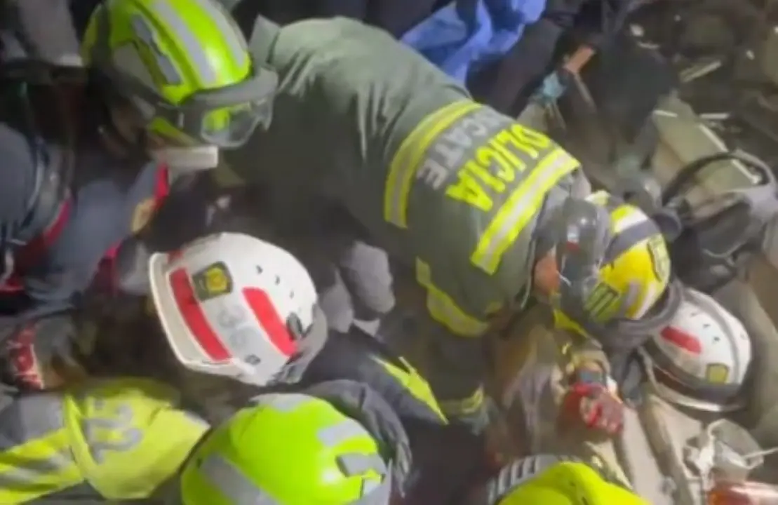 Mulher é resgatada viva após 35 horas sob escombros
