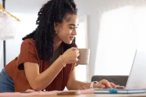 MEI: veja como mulheres garantem salário-maternidade, auxílio-doença e pensão pelo INSS