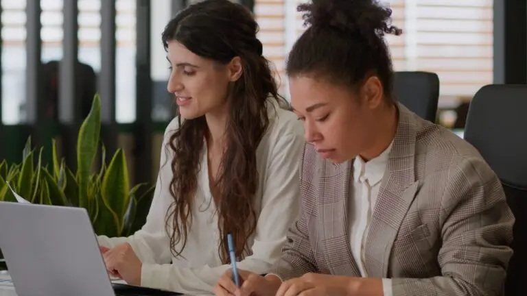 Mulheres estudando, trabalho