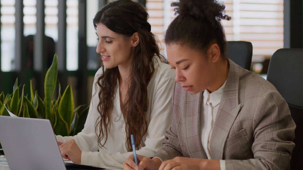 Mulheres estudando, trabalho