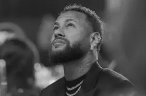 Atraso em caso de paternidade com menina húngara pode agravar situação de Neymar na Justiça
