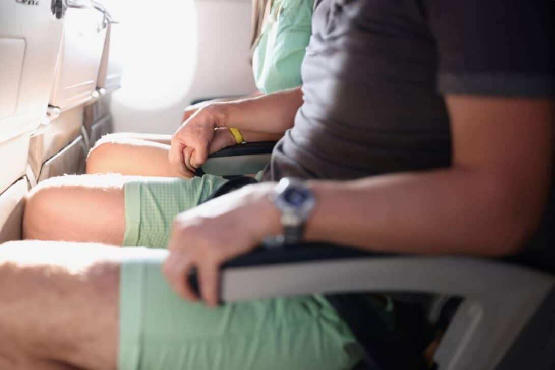 Pessoa no avião com medo