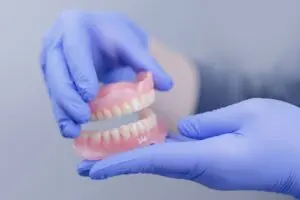 Metade dos idosos no Brasil precisa de prótese dentária, aponta estudo