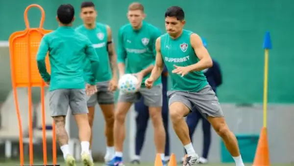 Savarino e Lucho Acosta (de costas) treinando pelo Fluminense - Marcelo Gonçalves / Fluminense FC