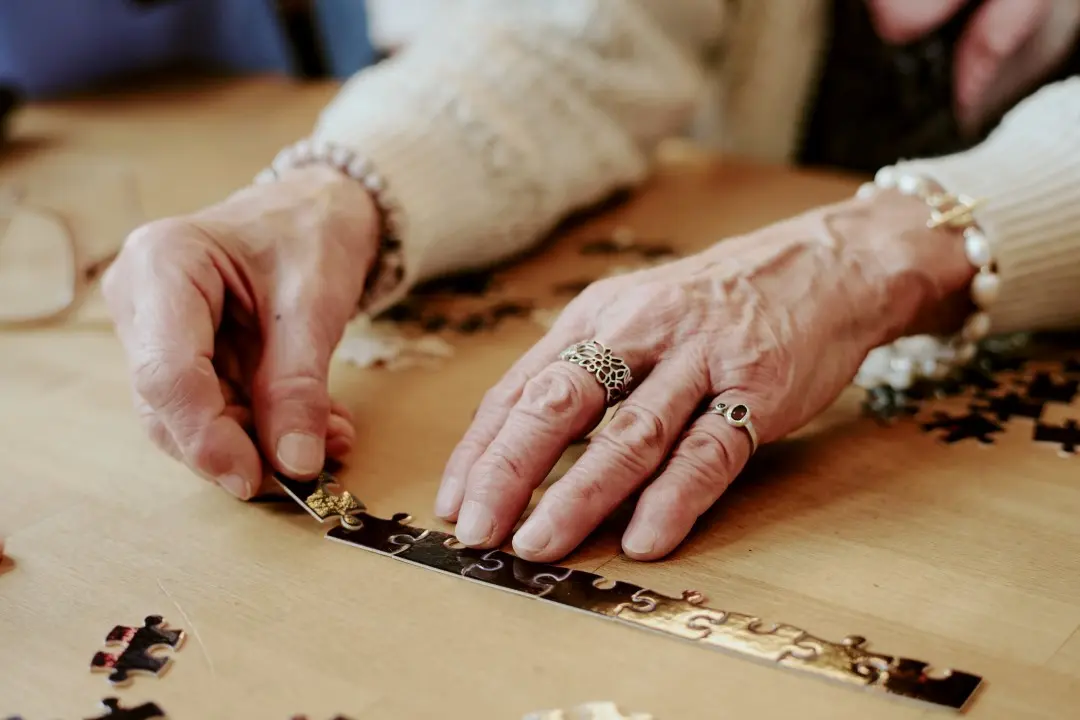 Senhora idosa montando quebra cabeça, atividade cerebral