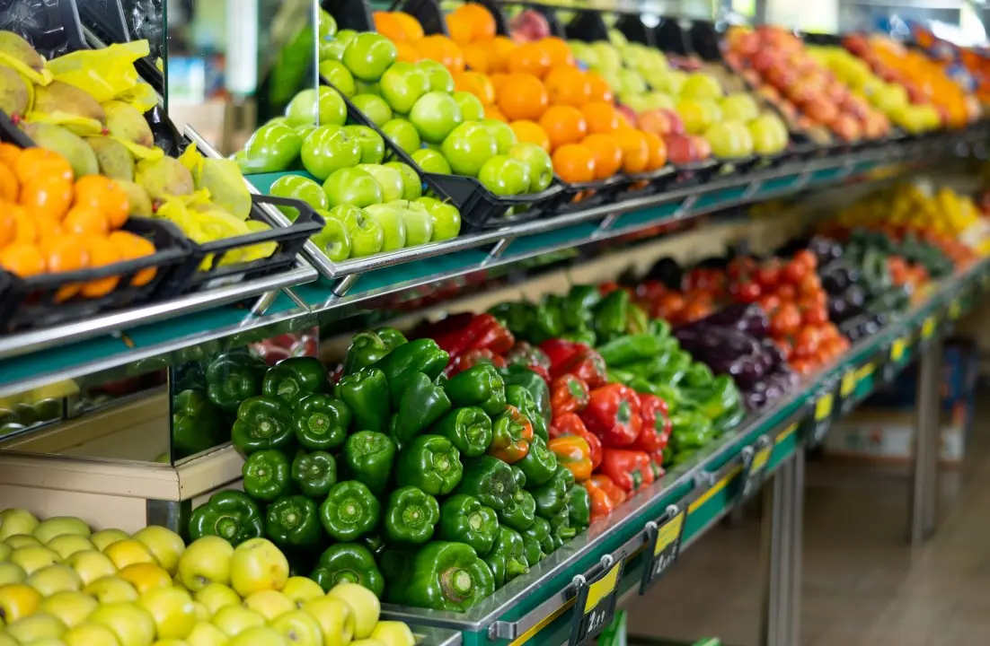 Stand de caixas cheias de frutas e legumes frescos