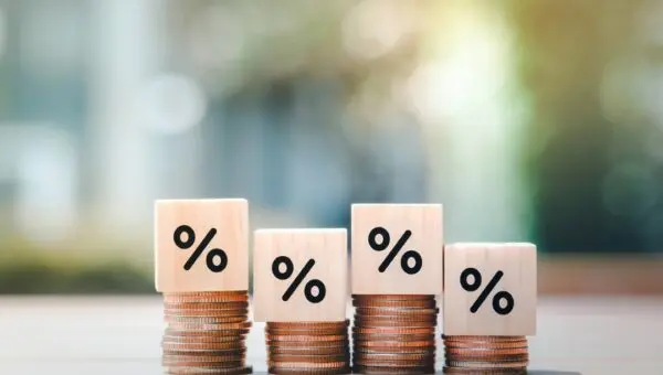 Elevação das taxas de juros impacta mercados globais e endividamento de famílias