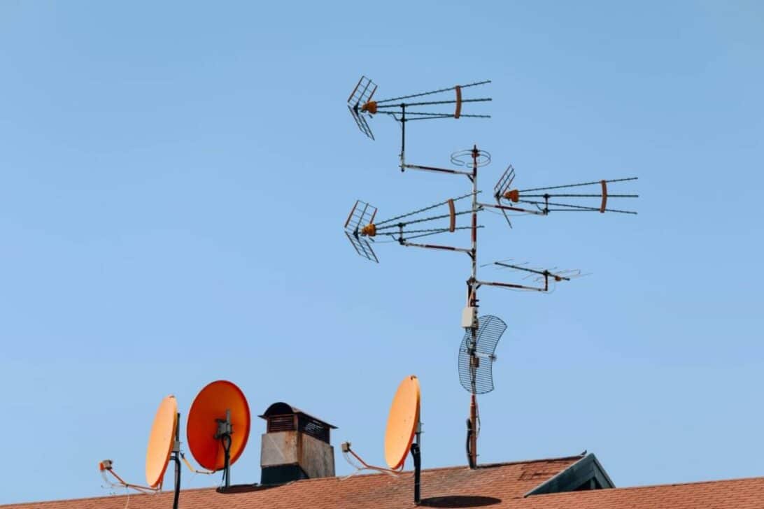 Várias antenas de televisão e antenas de satélite