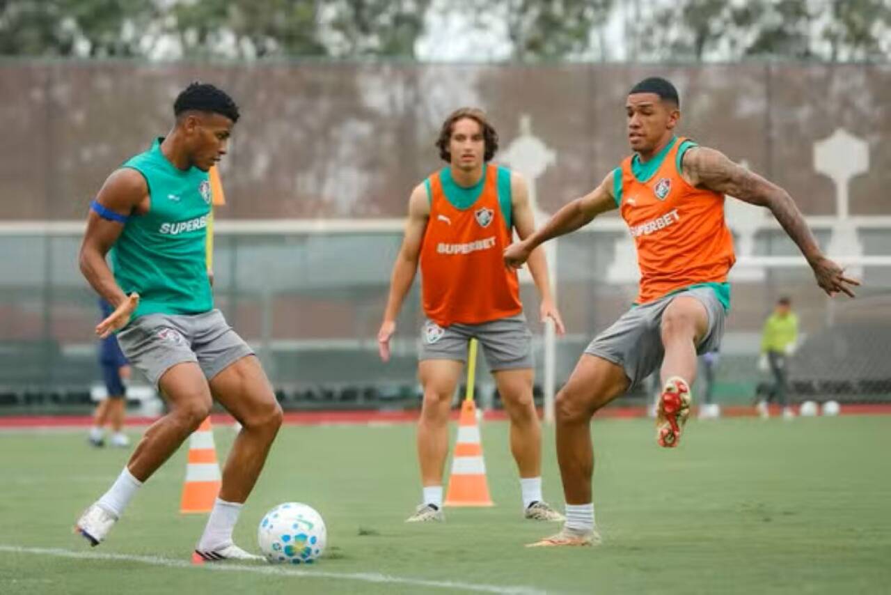 Volante Peter e Ruan Sales observam Hércules em treino do Fluminense