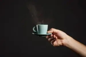Estudo de Harvard revela efeitos do chá e do café na saúde do coração e do cérebro