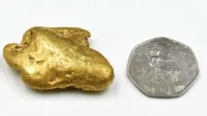 Caçador de tesouros encontra a maior pepita de ouro da Inglaterra com detector de metais antigo