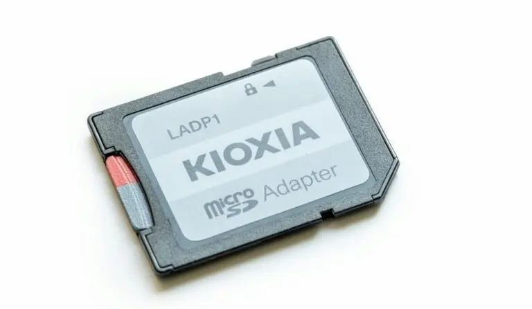 Adaptador de cartão microSD para SD, chip - tomeqs / Shutterstock.com