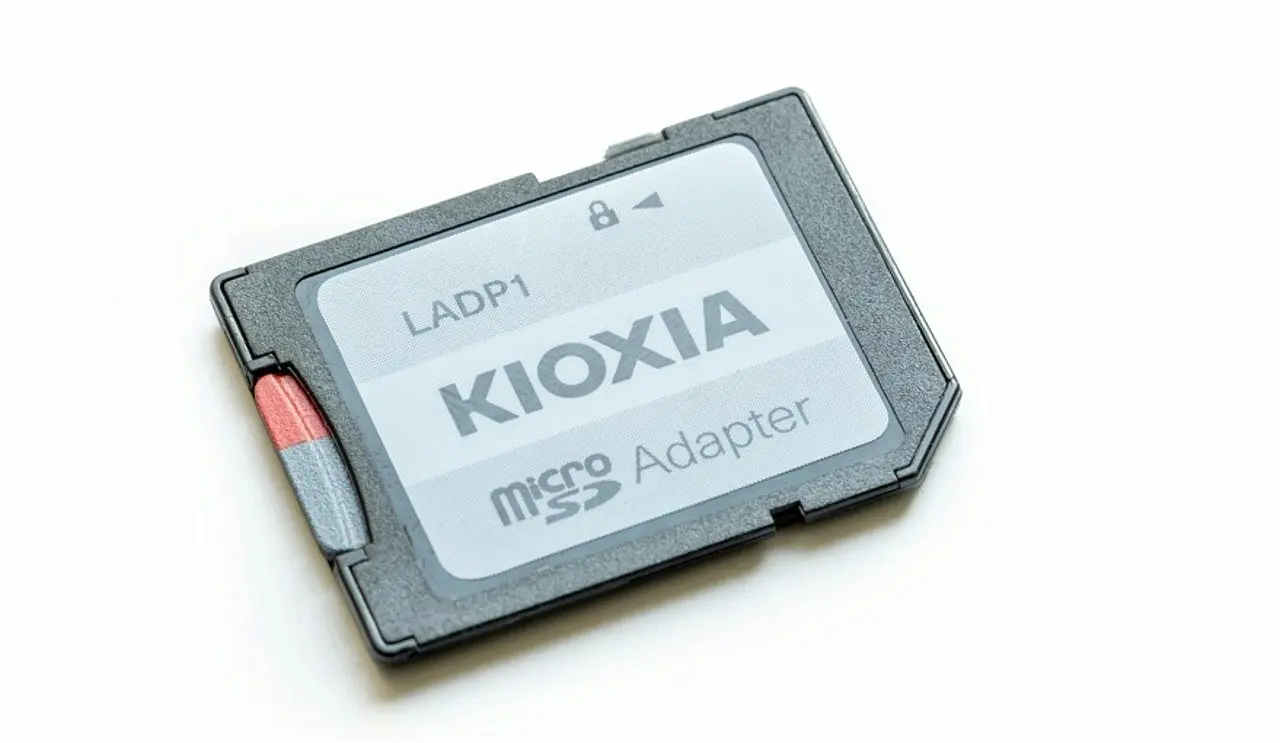 Adaptador de cartão microSD para SD, chip - tomeqs / Shutterstock.com