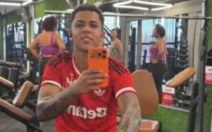 Jogador do Cruzeiro pede desculpas por foto com camisa do Flamengo antes de confronto decisivo