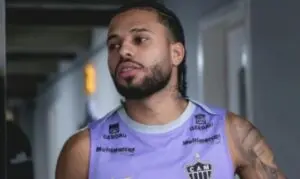 Santos recua da contratação do volante Alexsander; Vasco fortalece interesse no volante