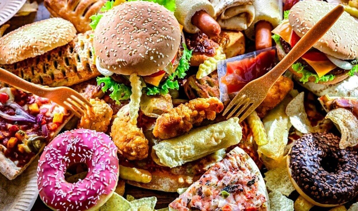 Alimentos ultraprocessados, fast food - monticelllo/ Istockphoto.com