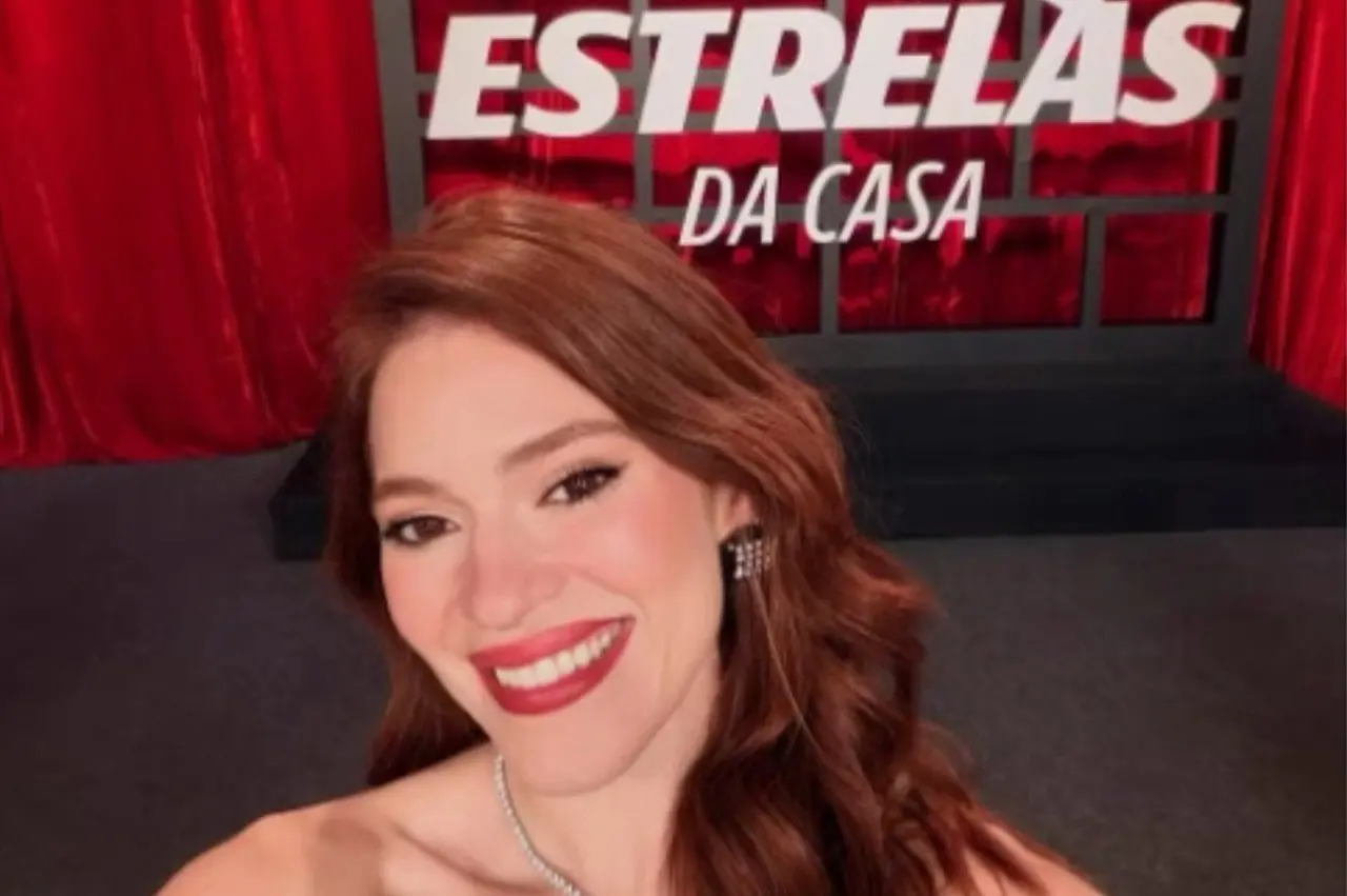 Ana Clara ao lado da nova logo do Estrelas da Casa - Reprodução/Instagram