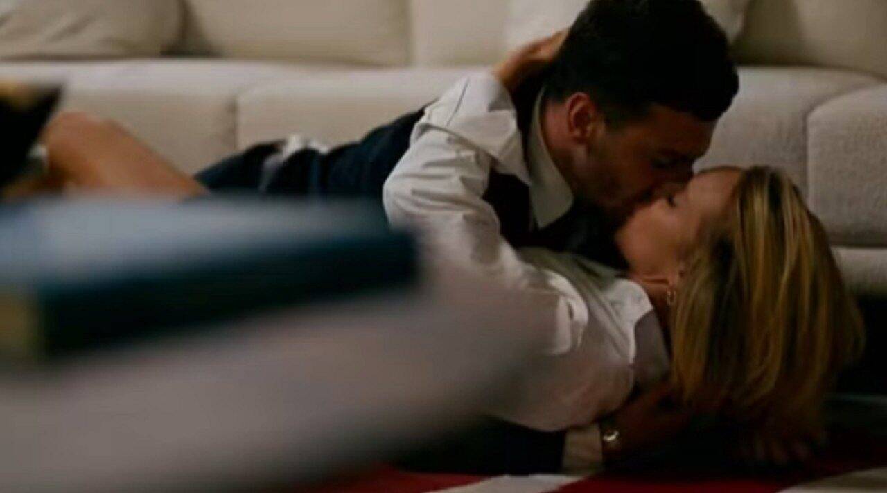 André e Dora se beijam — Foto: Globo