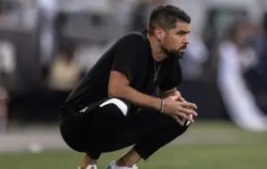 Estudo relaciona postura e cartões de técnicos à permanência em clubes do futebol brasileiro