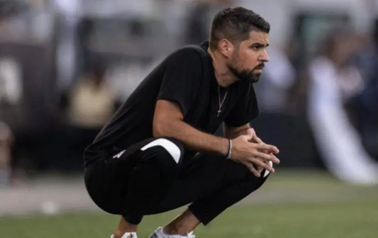 Estudo relaciona postura e cartões de técnicos à permanência em clubes do futebol brasileiro