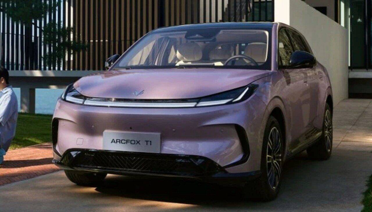 Fabricante BAIC revela carros elétricos Arcfox T1 e T5 em evento no Brasil