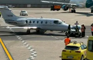 Carro bate em avião particular em aeroporto na Itália