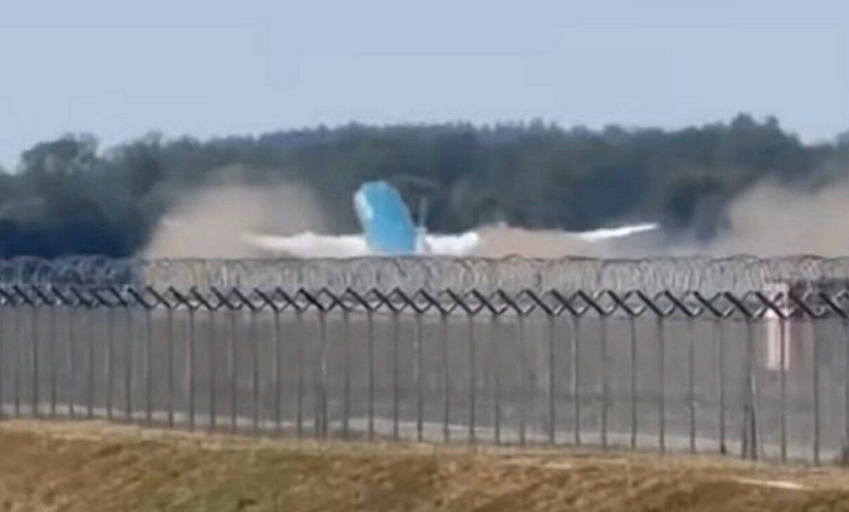 Avião levanta voo fora da pista em Munique - X
