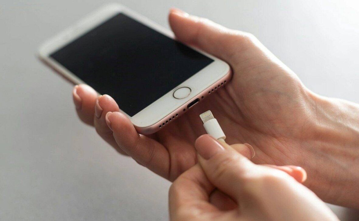 Bateria, celular, carregando - Andrew Angelov/Shutterstock.com