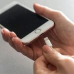 Bateria, celular, carregando - Andrew Angelov/Shutterstock.com