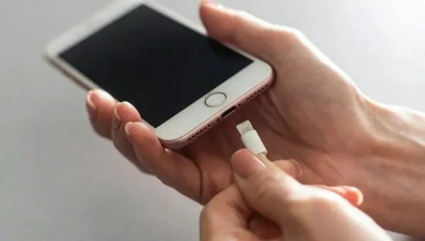Bateria, celular, carregando - Andrew Angelov/Shutterstock.com