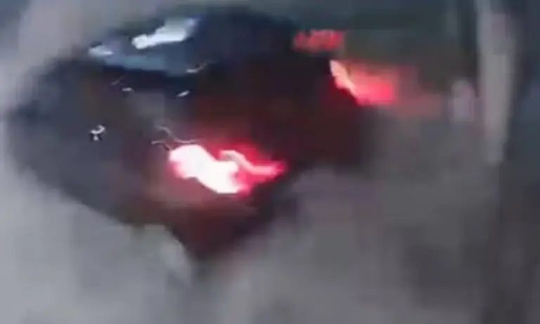 Acidente grave: carro destrói muros na BR-101 em Linhares e motorista foge