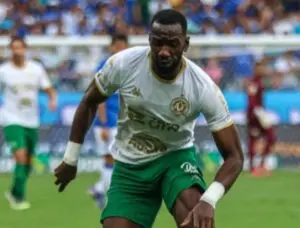 Bolasie da Chapecoense sofre lesão incomum no pâncreas e é internado após confronto com Cruzeiro